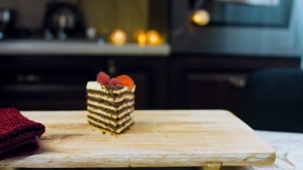 Een Schijfje Aardbeien Frambozentaart Plakjes Geperst Met Chocolade Macro Slider — Stockvideo