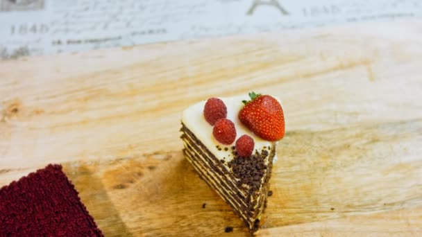 Egy Szelet Eper Málnás Torta Csokival Préselt Szeletek Makró Csúszó — Stock videók