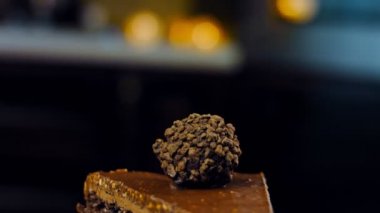 Bir dilim çikolatalı Ferrero Rocher keki. Makro ve kaydırma atışı. Arka planda bir retro atmosfer var..