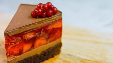 Frenk üzümlü bir dilim çilekli ve reçelli kek. Makro ve kaydırma atışı. Arka planda bir retro atmosfer var..