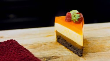 Turuncu şeftali ve çilek reçelli bir dilim pasta. Makro ve kaydırma atışı. Arka planda bir retro atmosfer var..