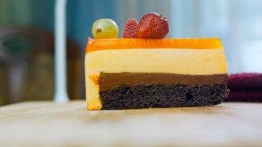 Turuncu şeftali ve çilek reçelli bir dilim pasta. Makro ve kaydırma atışı. Arka planda bir retro atmosfer var..