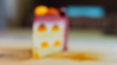 Çilekli, beyaz ve kırmızı kirazlı bir dilim pasta. Pastanın özel bir kubbesi var. Makro ve kaydırma atışı. Arka planda bir retro atmosfer var..