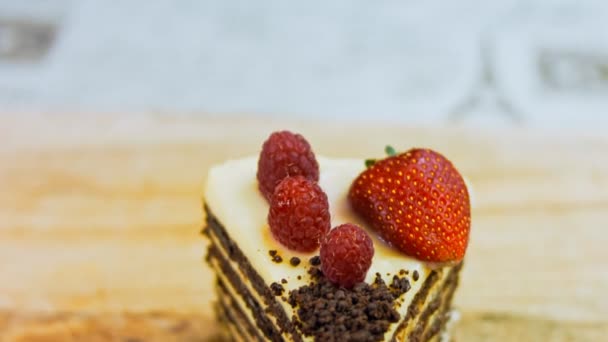 Кусок Клубничного Малинового Торта Ломтики Отжатые Шоколадом Макро Слайдер Съемки — стоковое видео