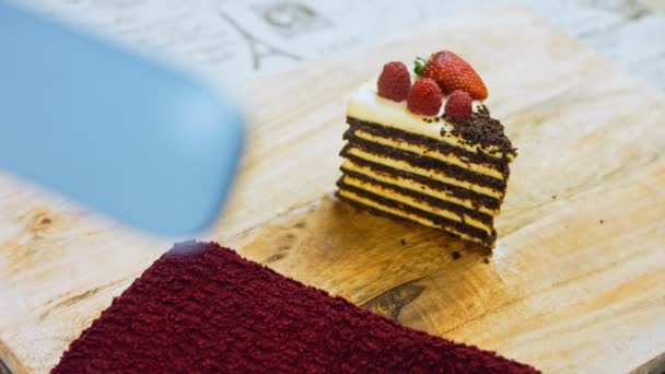 Een Schijfje Aardbeien Frambozentaart Plakjes Geperst Met Chocolade Macro Slider — Stockvideo