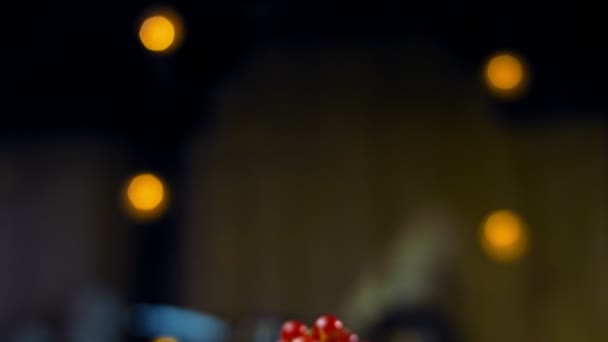 Шматочок Чізкейку Гілочкою Смородини Макро Повзунок Стрілянина Задньому Плані Ретро — стокове відео