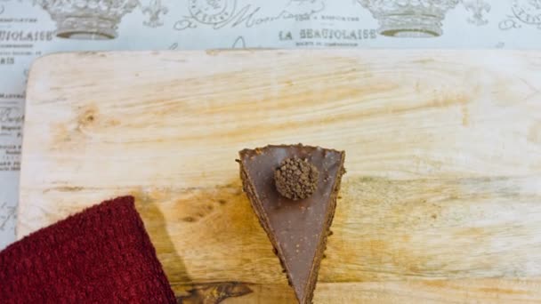 Ein Stück Ferrero Rocher Cake Mit Schokolade Makro Und Schiebereglerschießen — Stockvideo
