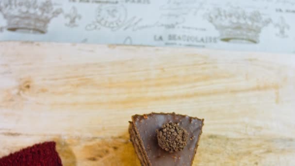 Egy Szelet Ferrero Rocher Torta Csokoládéval Makró Csúszó Lövés Háttérben — Stock videók