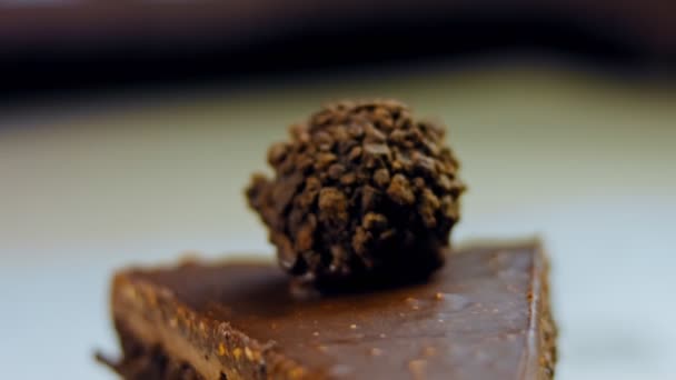 一片带有巧克力的费雷罗罗切蛋糕 宏观和滑翔机射击 背景是一种复古的气氛 — 图库视频影像
