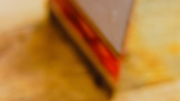 Кусок Клубничного Желейного Торта Веточкой Смородины Макро Слайдер Съемки Заднем — стоковое видео