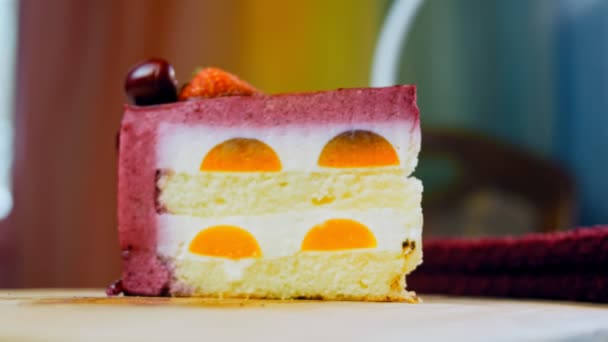 イチゴと白と赤のチェリーとケーキのスライス ケーキには特別なドーム構造があります マクロとスライダーの撮影 背景はレトロな雰囲気です — ストック動画