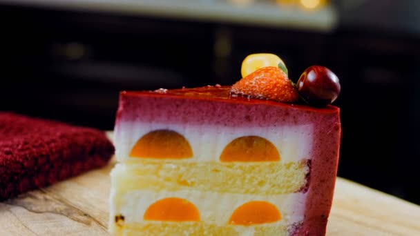 一片蛋糕 上面有草莓 白樱桃和红樱桃 蛋糕有一个特殊的圆顶结构 宏观和滑翔机射击 背景是一种复古的气氛 — 图库视频影像