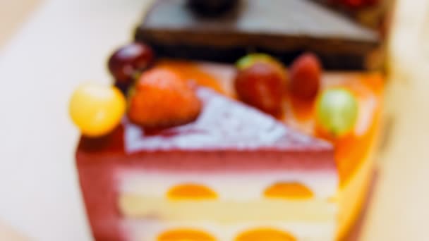 Quelques Tranches Gâteau Aux Fraises Cerises Blanches Rouges Chocolat Dans — Video