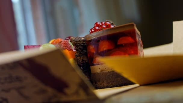 Quelques Tranches Gâteau Aux Fraises Cerises Blanches Rouges Chocolat Dans — Video