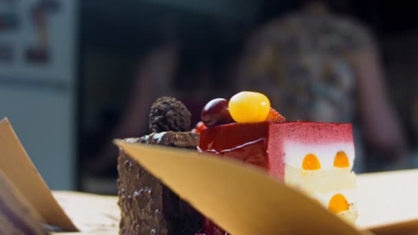 Néhány Szelet Fehér Piros Eper Cseresznye Torta Csokoládé Egy Nyitott — Stock videók