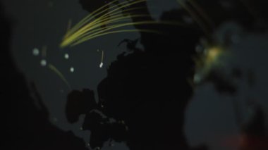 Siber saldırı için farklı hedefleri olan bir dünya haritası. Hackleme ve teknoloji konsepti. Makro monitör piksellerine ateş ediyor. Panik etkisi.