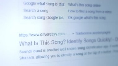 Bu şarkı da neyin nesi? Ekranda pikselleri vur.