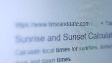 Gün doğumu ve günbatımı hesap makinesi. Ekranda pikselleri vur.