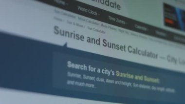 Gün doğumu ve günbatımı hesap makinesi. Ekranda pikselleri vur.