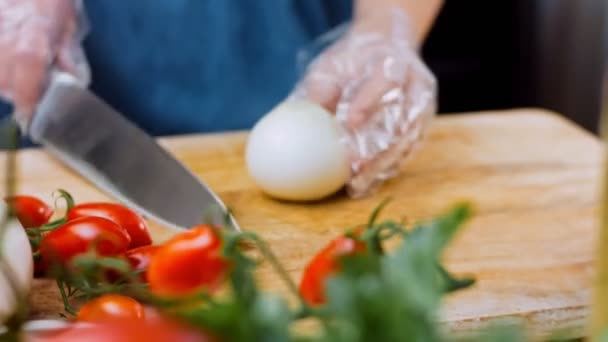 Chef Visar Hur Man Skär Lök Kuber — Stockvideo