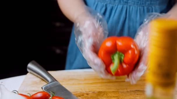 Front View Young Chef Cut Thin Slices Piece Red Pepper — Vídeo de stock