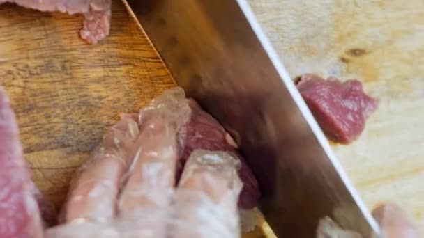 Açougueiro Corta Grande Pedaço Carne Selecionada Uma Mesa Aço — Vídeo de Stock