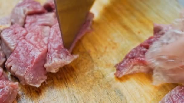 Metzger Schneidet Ein Großes Stück Ausgewähltes Fleisch Auf Einem Stahltisch — Stockvideo