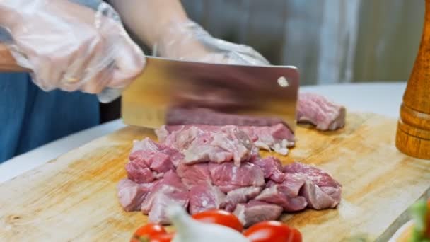 Açougueiro Corta Grande Pedaço Carne Selecionada Uma Mesa Aço — Vídeo de Stock