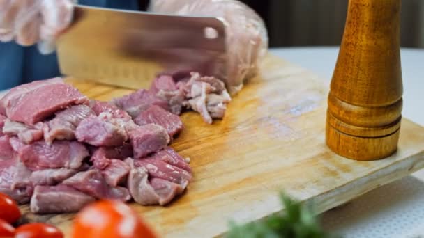 Metzger Schneidet Ein Großes Stück Ausgewähltes Fleisch Auf Einem Stahltisch — Stockvideo