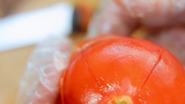 Gros Plan Sur Pelage Des Tomates Peau Avec Couteau Sur — Video