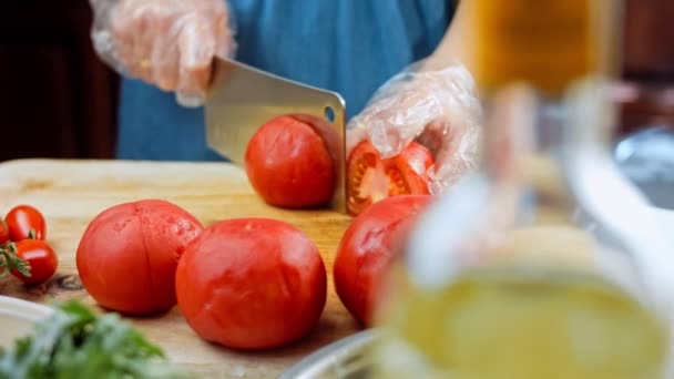 Chef Avental Vermelho Está Cortando Tomate Uma Panela Está Mesa — Vídeo de Stock