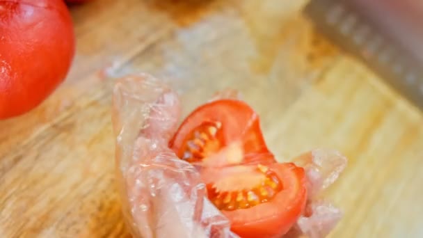 Chef Avental Vermelho Está Cortando Tomate Uma Panela Está Mesa — Vídeo de Stock