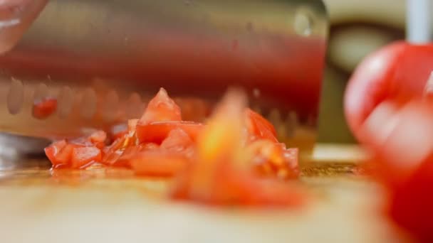穿着红围裙的厨师把番茄切在锅里 放在旁边的桌子上 新鲜蔬菜 健康食品烹调菜的工艺 — 图库视频影像