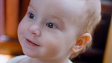 Bir yaşındaki kız, çok mutlu oldu. Süper yavaş çekim.