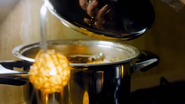 ボウルにジャガイモを茹でてください 黄金の光で雰囲気 女性はジャガイモが調理されている場合はフォークでチェックします — ストック動画