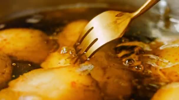Ferva Batatas Uma Tigela Atmosfera Com Luzes Douradas Mulher Verifica — Vídeo de Stock