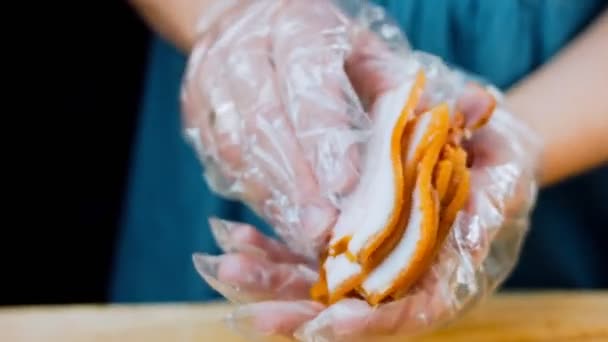Kvinnan Håller Demonstrativt Skivad Bacon Handen Kocken Skär Bacon Med — Stockvideo