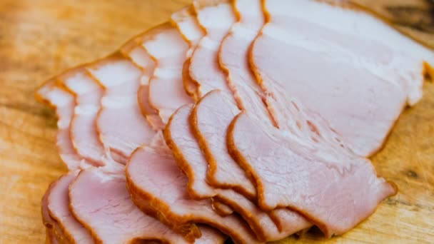 Kocken Skär Bacon Med Professionell Kniv — Stockvideo