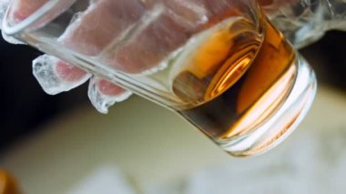 Şef mayonez sosuna bir bardak şarap sirkesi ekler..