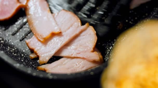 Cuisinier Agite Bacon Frire Avec Une Cuillère Caméra Suit Cuisson — Video
