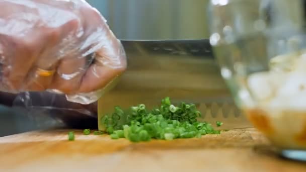 Close Tiro Chef Luvas Pretas Cortando Primavera Cebola Verde Salsa — Vídeo de Stock