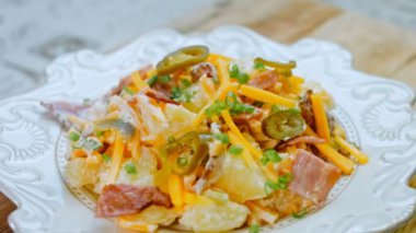 Jalapeno biberi, jambonlu patates salatası. Yirmili yılların modasına uygun yemekler..