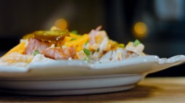 Jalapeno biberi, jambonlu patates salatası. Yirmili yılların modasına uygun yemekler..