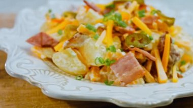 Jalapeno biberi, jambonlu patates salatası. Yirmili yılların modasına uygun yemekler..