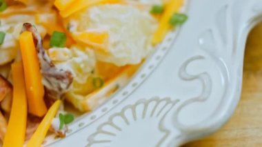Jalapeno biberi, jambonlu patates salatası. Yirmili yılların modasına uygun yemekler..