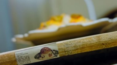 Jalapeno biberi, jambonlu patates salatası. Yirmili yılların modasına uygun yemekler..