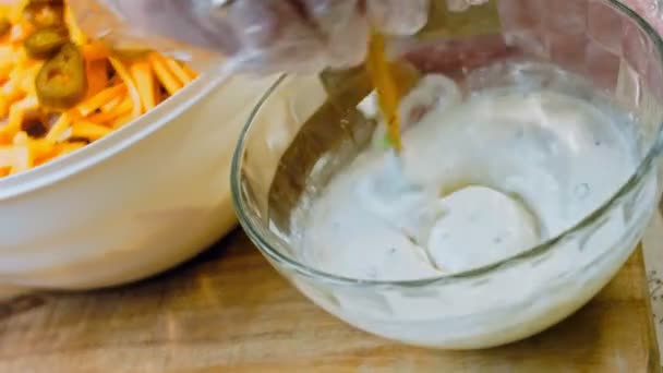 女人把蛋黄酱放进沙拉碗里 贾拉皮诺胡椒土豆沙拉和培根20年代复古风格的食物 — 图库视频影像