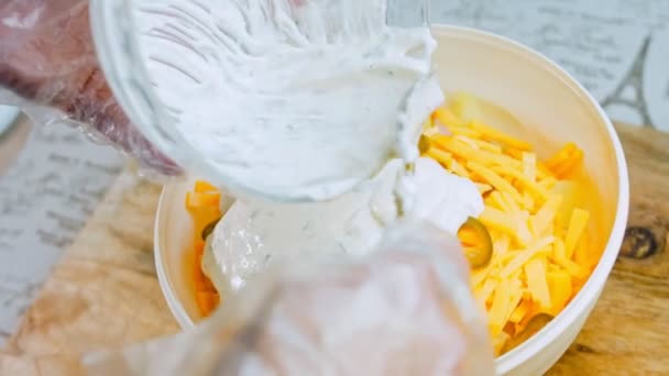 女人把蛋黄酱放进沙拉碗里 贾拉皮诺胡椒土豆沙拉和培根20年代复古风格的食物 — 图库视频影像