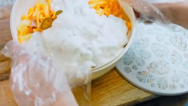 女人摇了摇以搅拌色拉碗 贾拉皮诺胡椒土豆沙拉和培根20年代复古风格的食物 — 图库视频影像