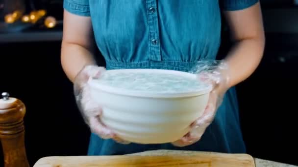 Kvinnen Rister Blande Salatbollen Jalapeno Pepper Potetsalat Med Bacon Mat – stockvideo